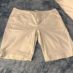Gloria Vanderbilt Cream Bermuda Shorts Lightweight Casual